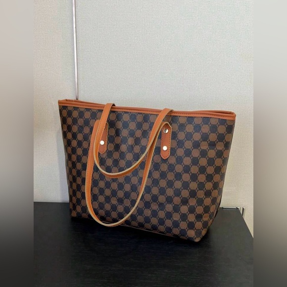 Large Capacity Minimalist Tote
Bag With Check Pattern & Rivet
Decoration - Picture 3 of 8